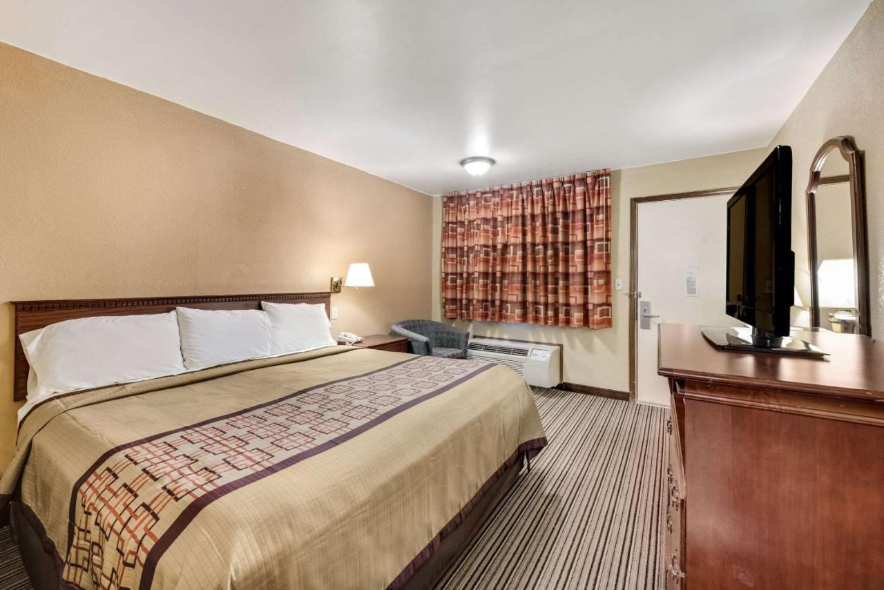 Rodeway Inn Columbus Bagian luar foto